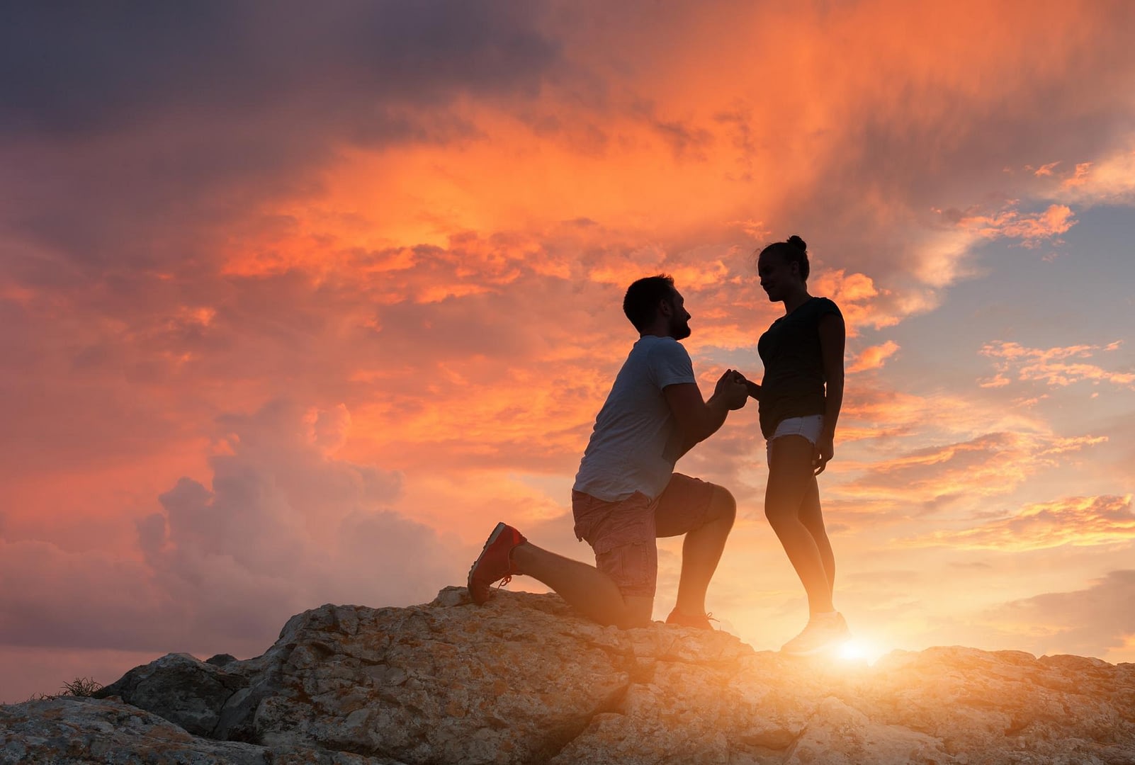 silhouettes,of,a,man,making,marriage,proposal,to,his,girlfriend